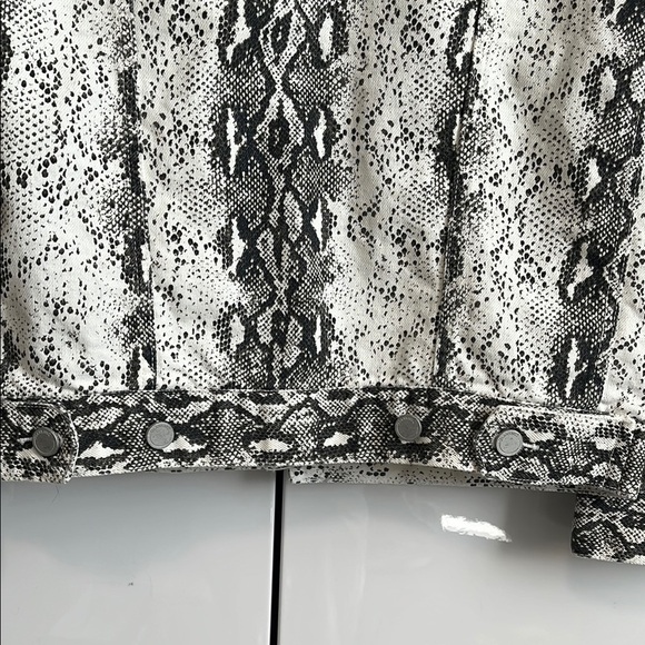 BLANK NYC NWOT Women's Oversized Snake Print Denim Jean Jacket, Size XS - Picture 6 of 10